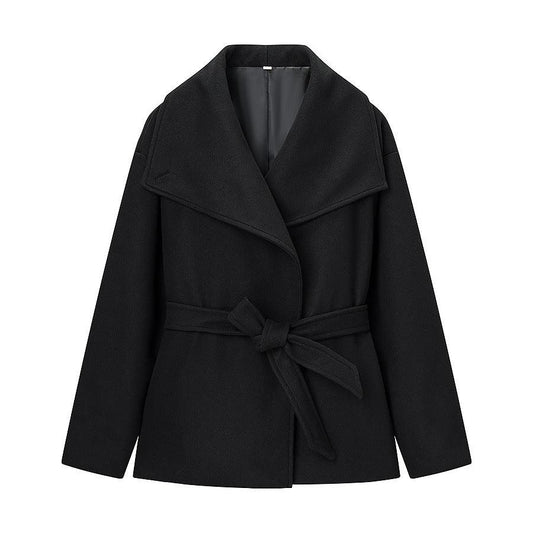 Juodas trumpas moteriškas paltas su diržu - Jaukuma
