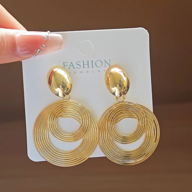 Minimalistiniai auksinės spalvos auskarai