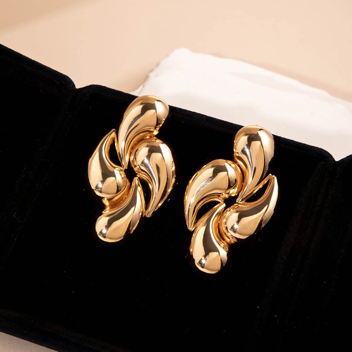 Minimalistiniai auksinės spalvos auskarai