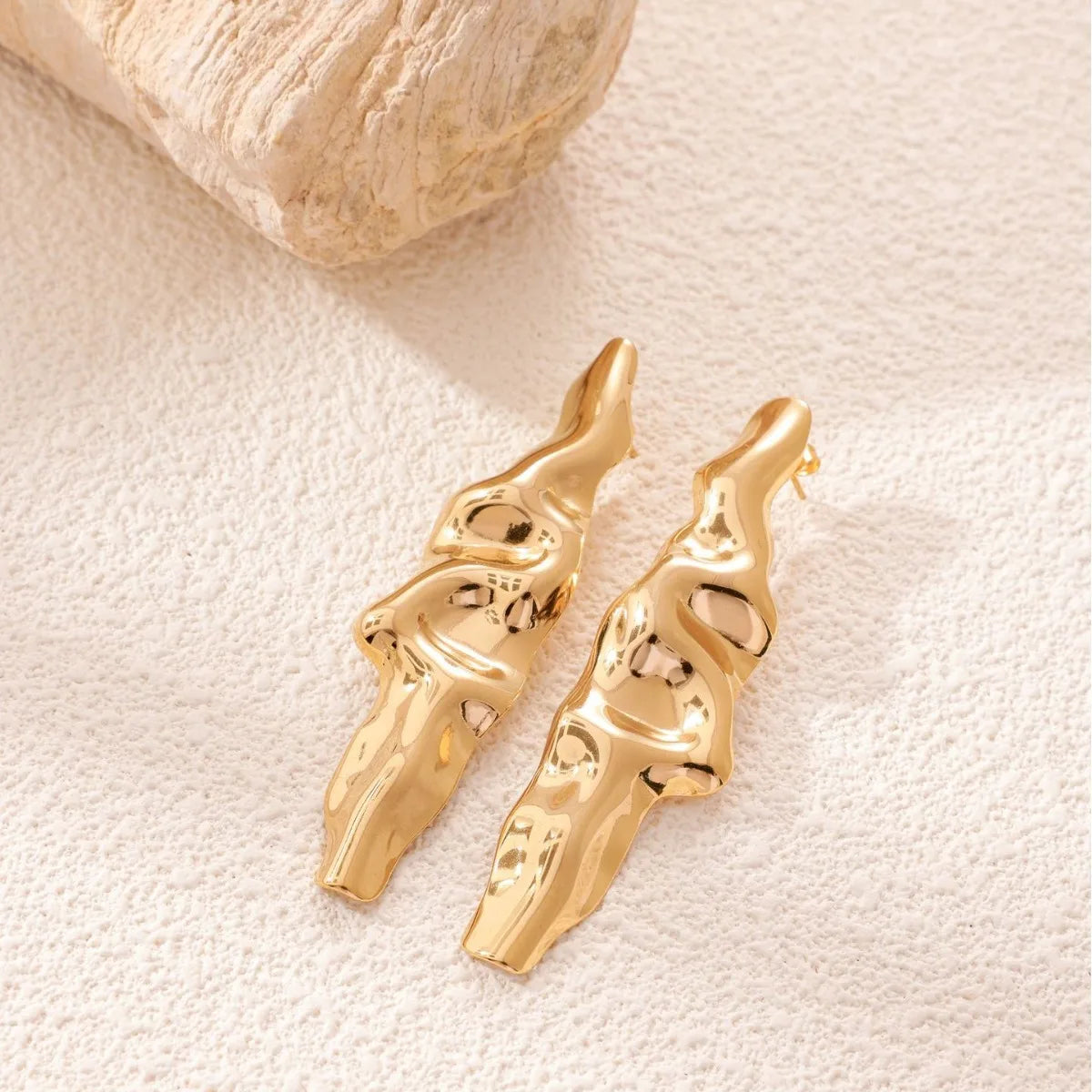 Minimalistiniai auksinės spalvos auskarai