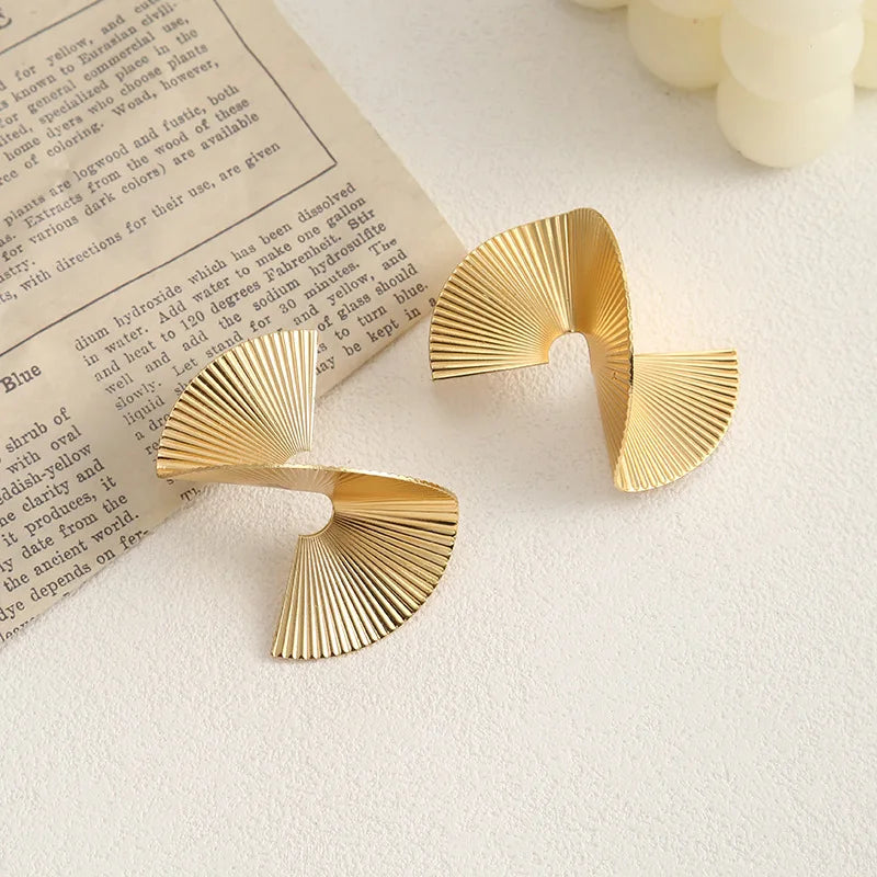 Minimalistiniai auksinės spalvos auskarai