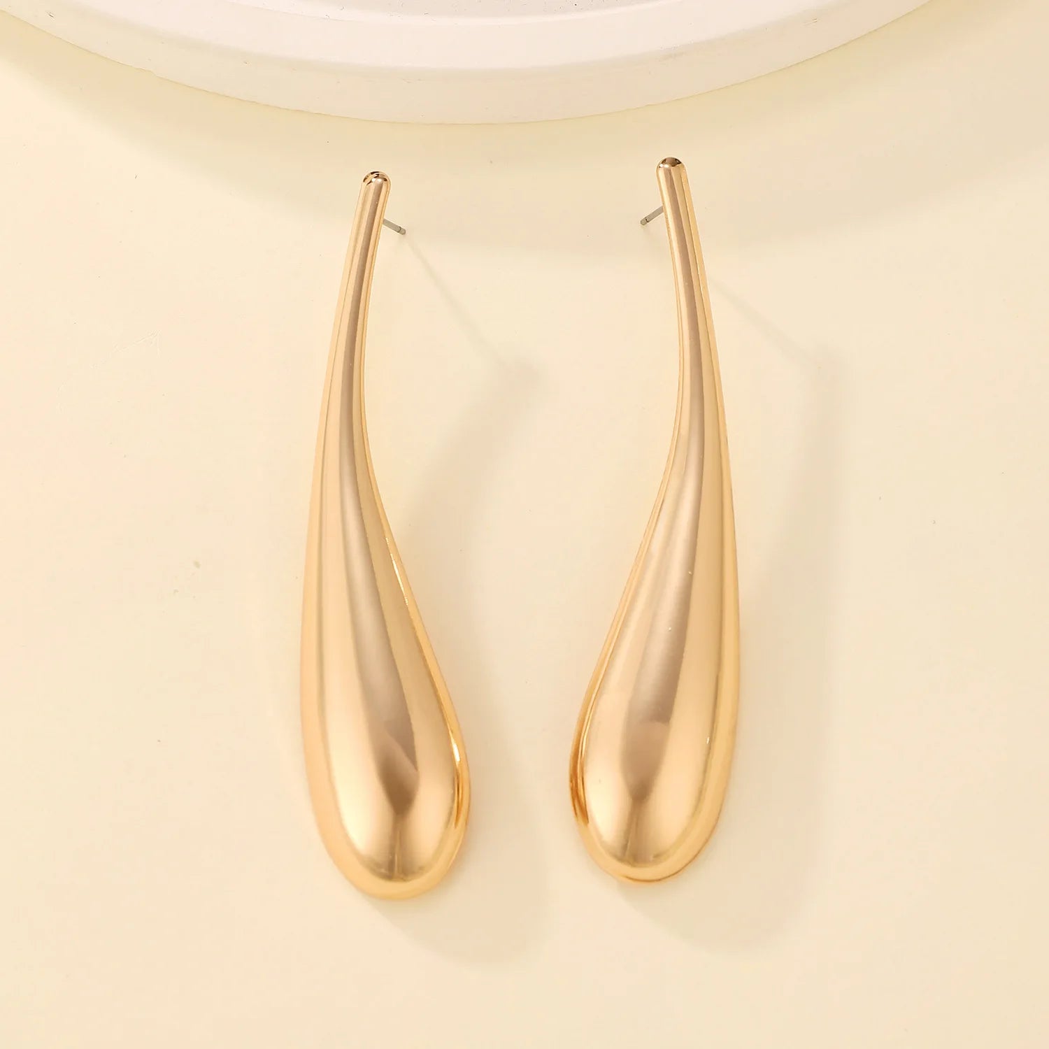 Minimalistiniai auksinės spalvos auskarai